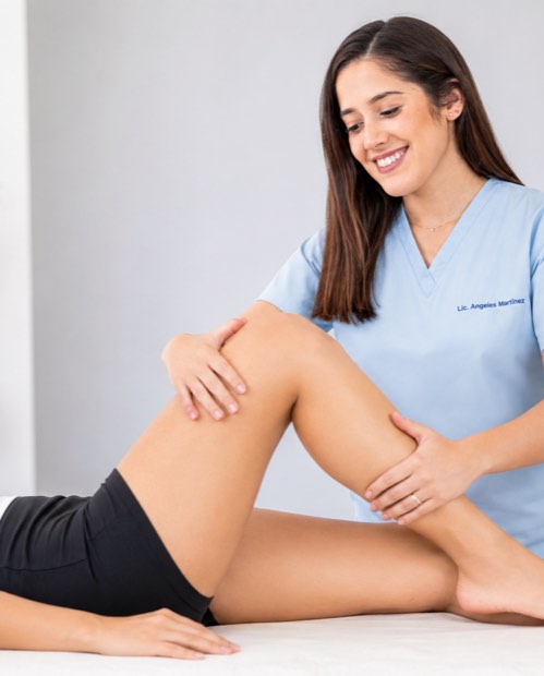 Angie Martínez realizando una sesión de fisioterapia